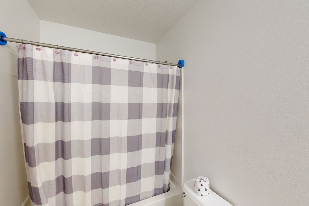 Dog-friendly Home With Shared Pool, Wifi, Central AC, and Private Washer/dryer