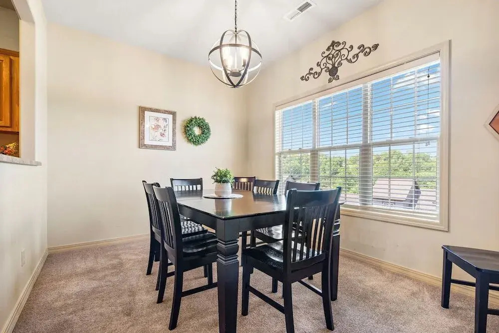 Honey Bee Inn w - Communal Amenities & More!