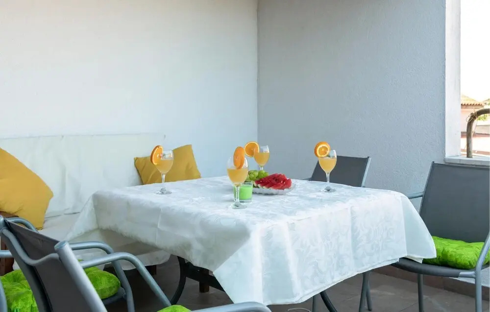 3 Bedroom Lovely Home In Peruski