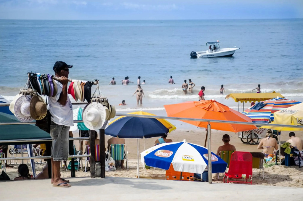 CONFORTO IMBATIVEL - 25 metros do MAR - 2 Quartos com AR CONDICIONADOS SPLIT, Air Fryer, WI-FI, Disney Plus, Star Plus, HBO Max, Cadeiras de Praia e Caixa Térmica - 8 pessoas com Muito Conforto - Melhor Localização