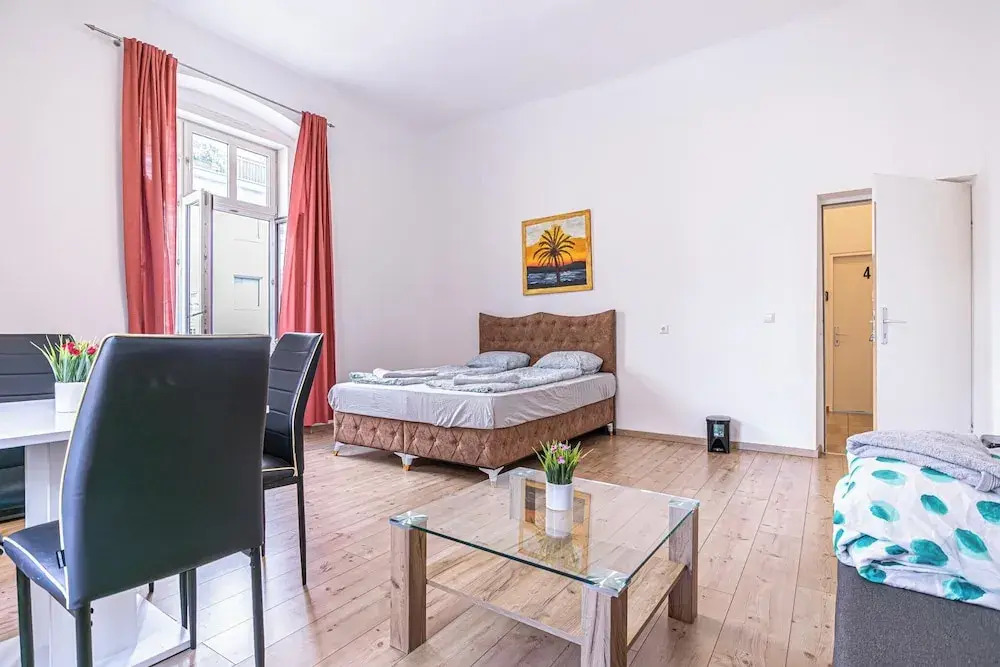 Spacious 5BR Apt Close to Augarten
