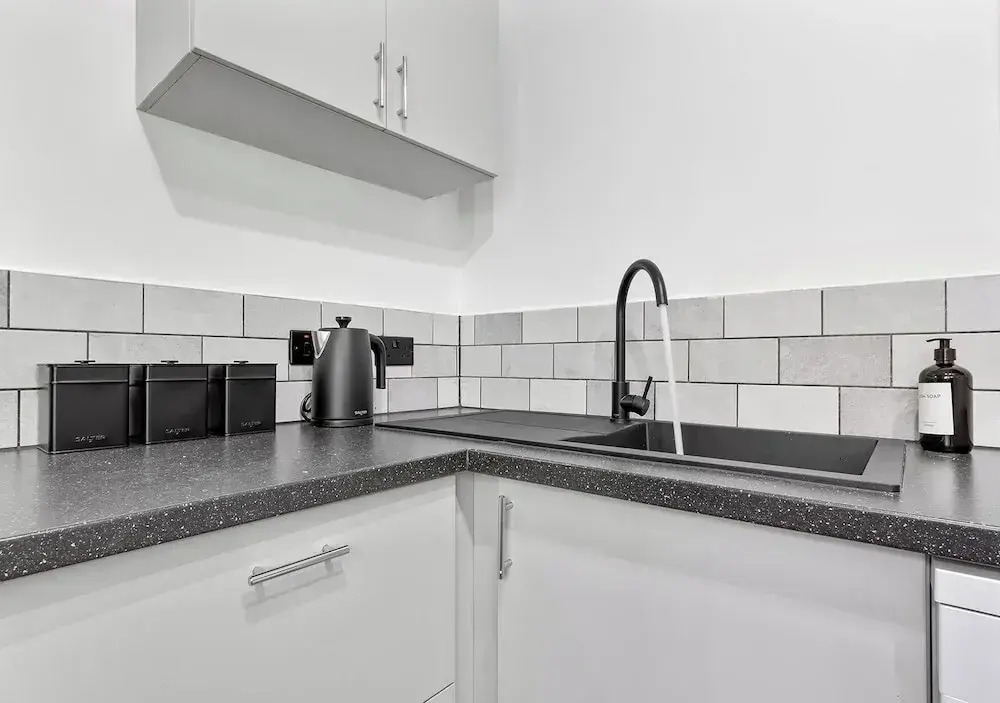 2BR Flat, Free Parking, Close to Airport & Centre