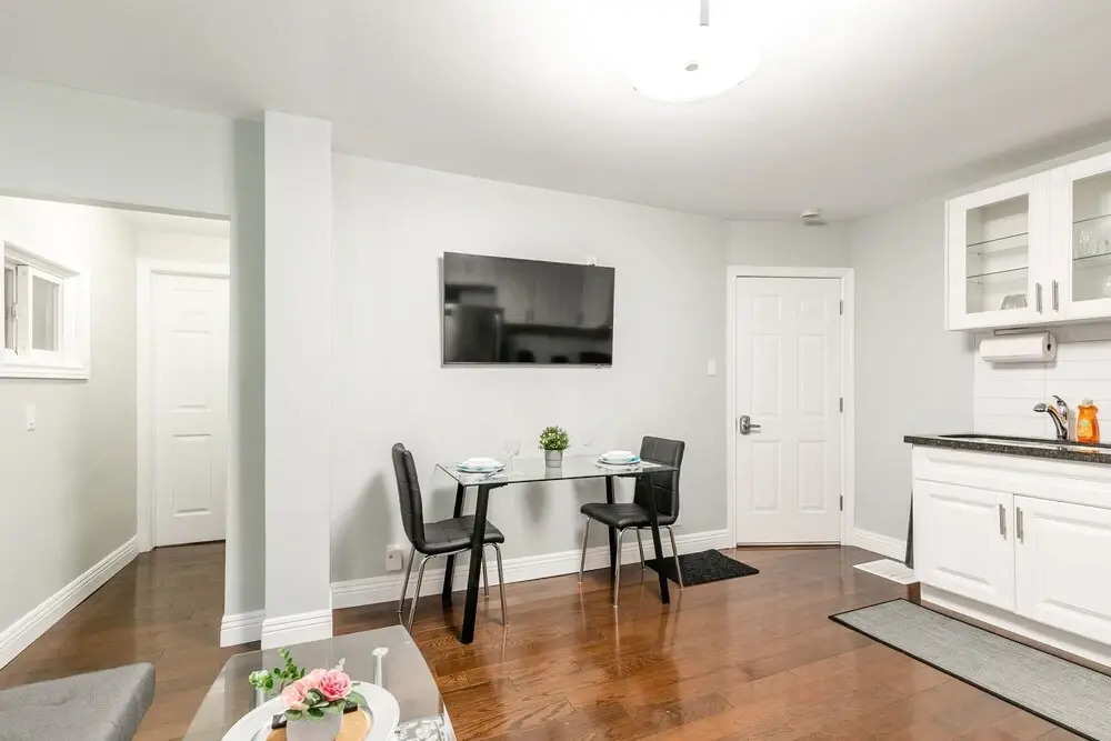 Bright and Spacious - 3BR Apt With Netflix - Near High Park