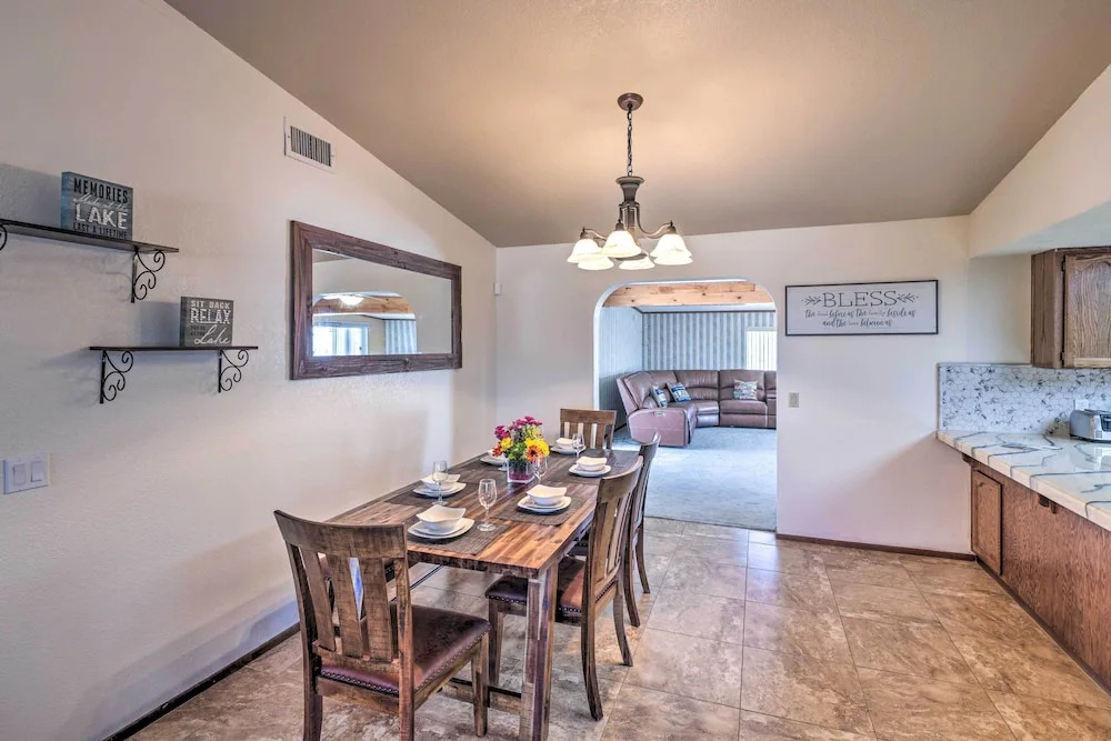 4 Mi to Lake Havasu: Luxe Home in Arizona!