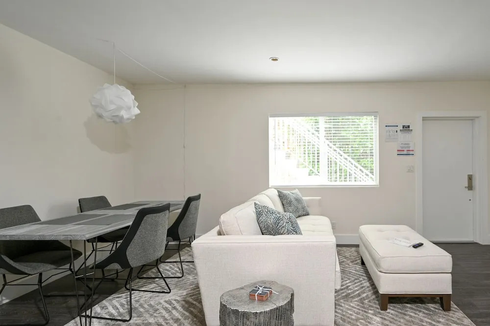 Brand-new All-suite Triplex Unit Near Beach 2 Bedroom Duplex