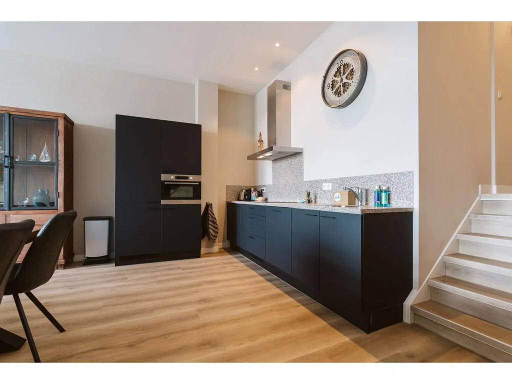 Luxury apartment overlooking the marina for 10 people