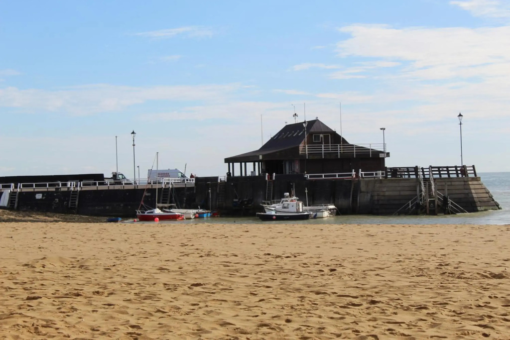 Sea Glimpses with garden, beachhut, parking