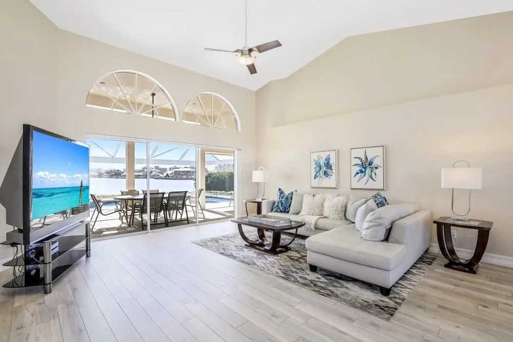 Waterfront Home With Spectacular View, Pool and spa