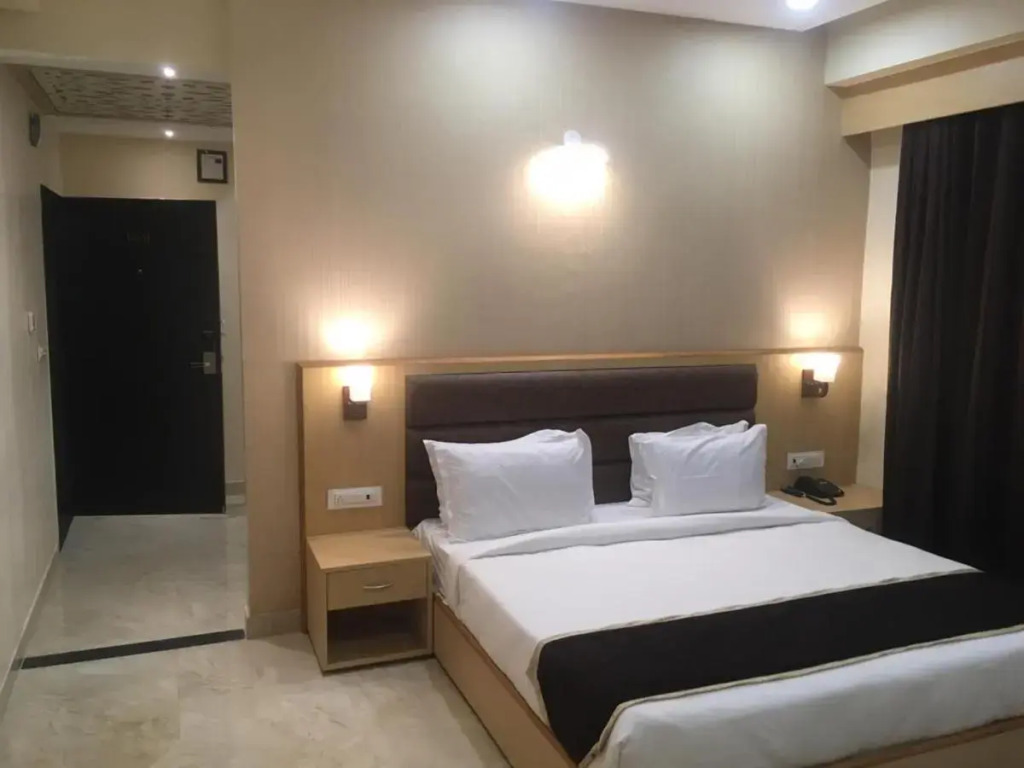 Hotel Aarunya Royale