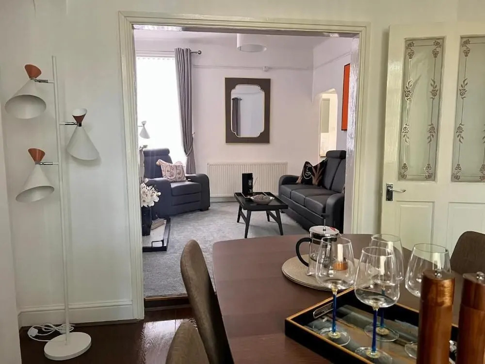 Spacious Home - Sleeps 5 Persons