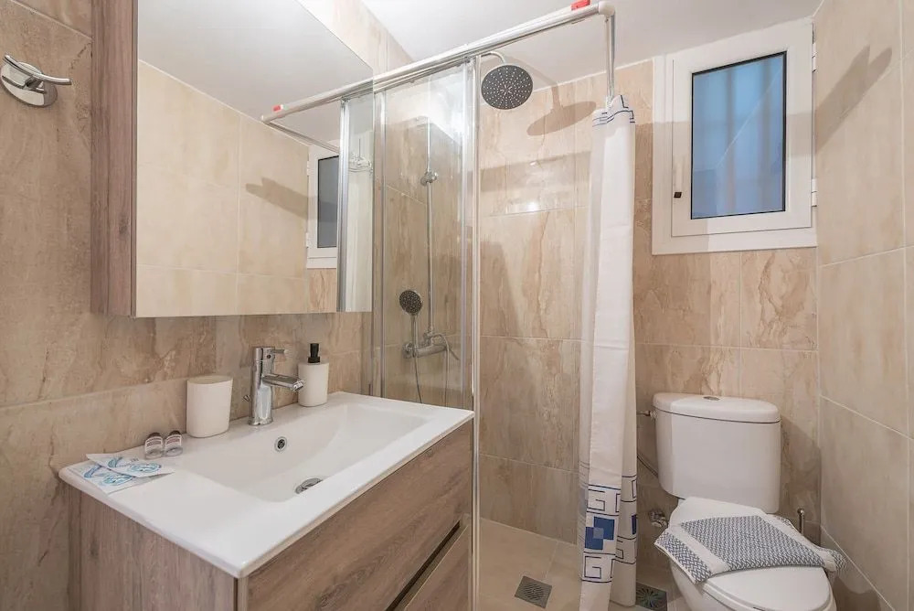 SHARING ROOM IN NEAR THISSIO METRO STATION BY ACROPOLIs