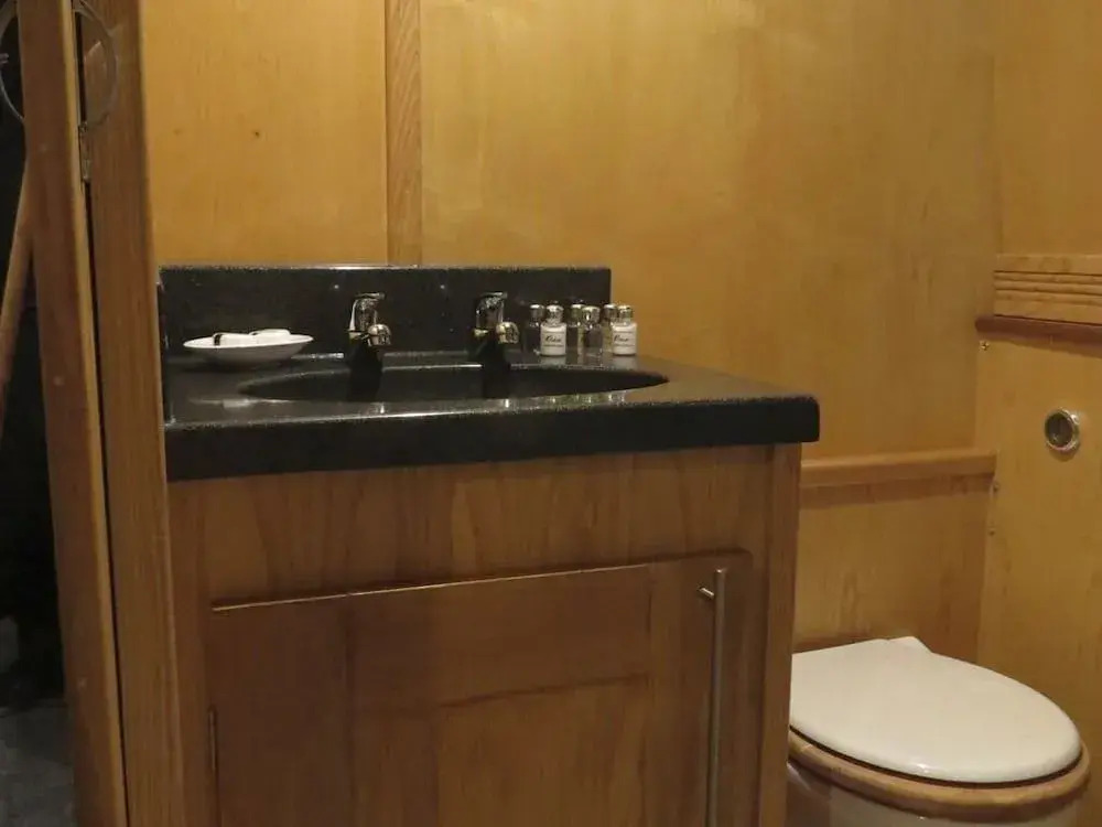 Houseboat Hotels