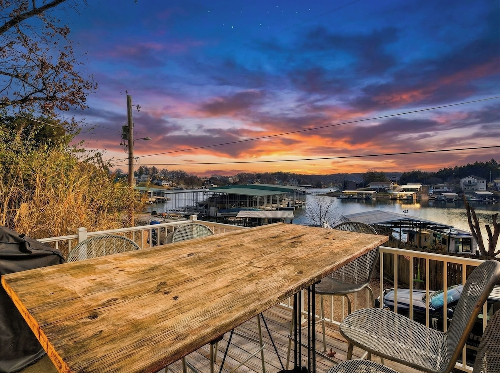 Charming Lakefront House Near Shorty Pants at 21mm