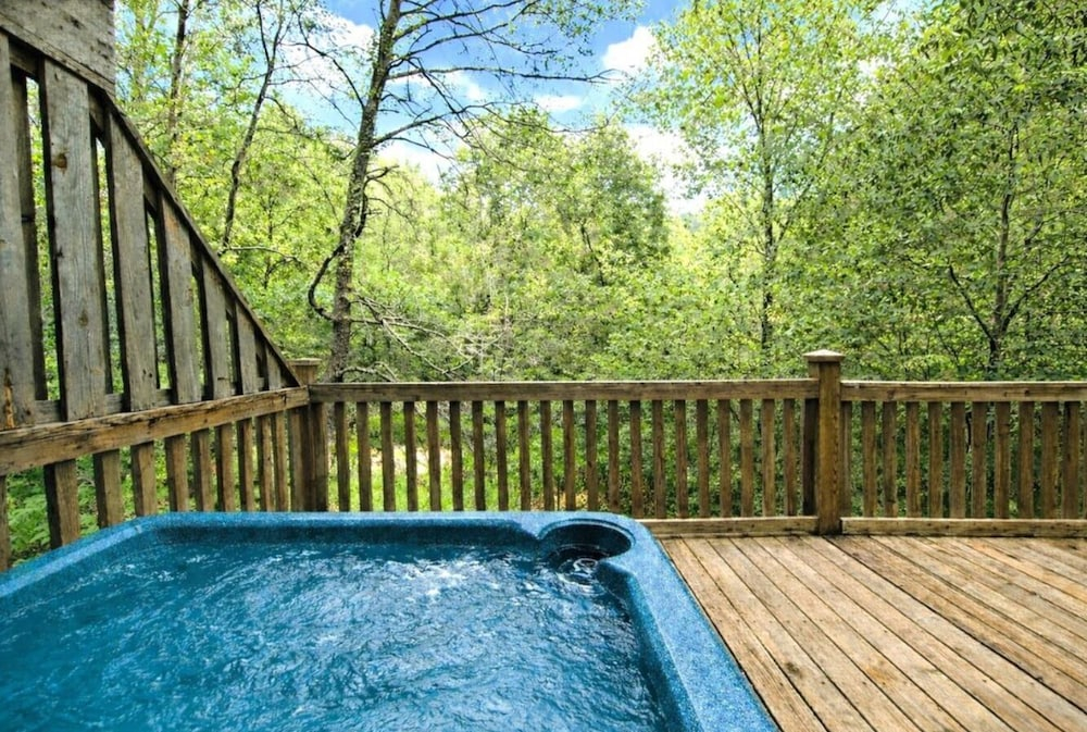 Adorable Shut'er Inn 1 Bedroom Cabin