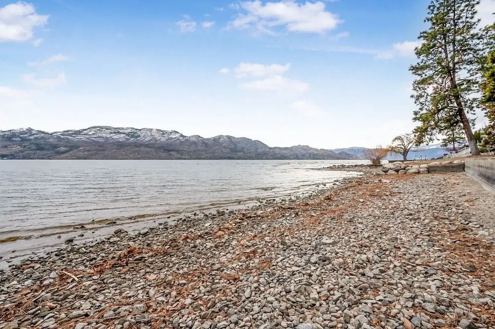Perfect Getaway Cabin in the Okanagan 6