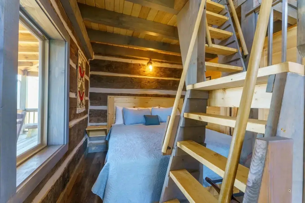 Sheriff s Cabin Mountain View Hot Tub Antique Logs Featured on Barnwood Builders Great Location