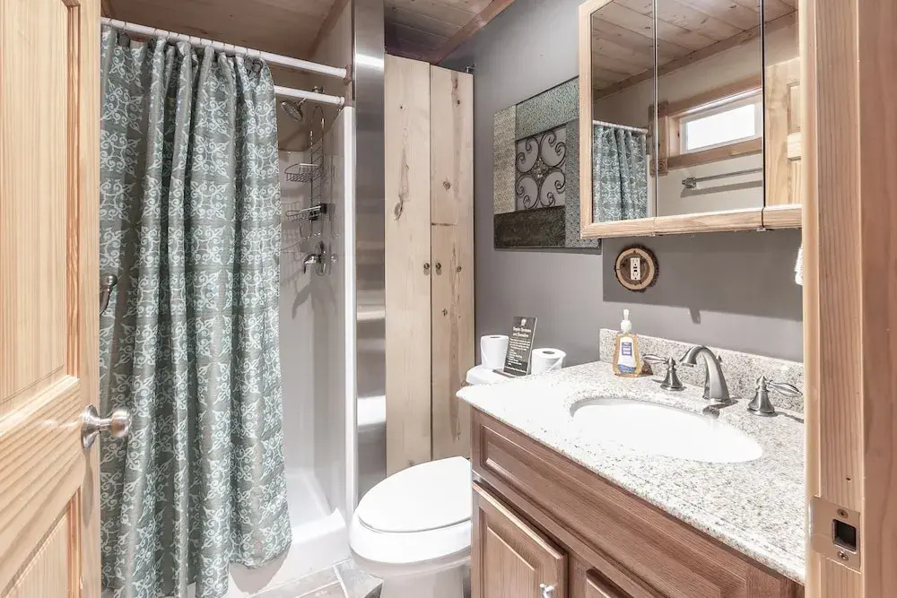 Log Hauler Haus Apartment 3 NW Comfy Cabins