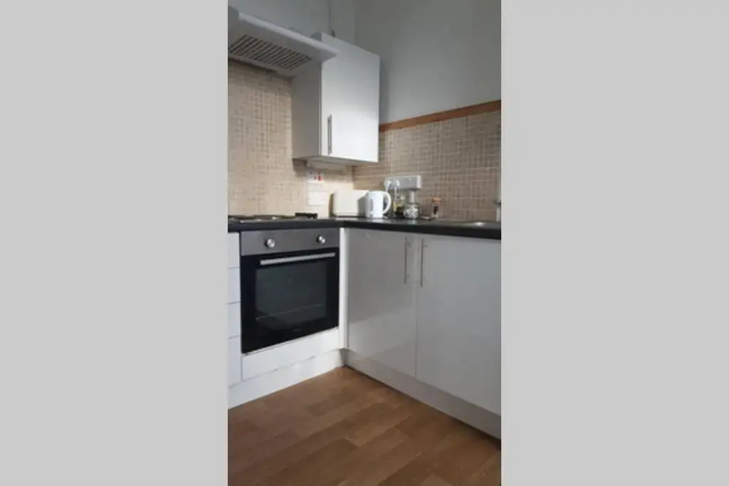 Bright, character 3 bed Apartment: 7 mins walk to sea