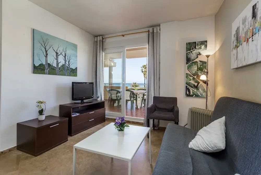 Beautiful 2-Bed first beach line apartment for 6