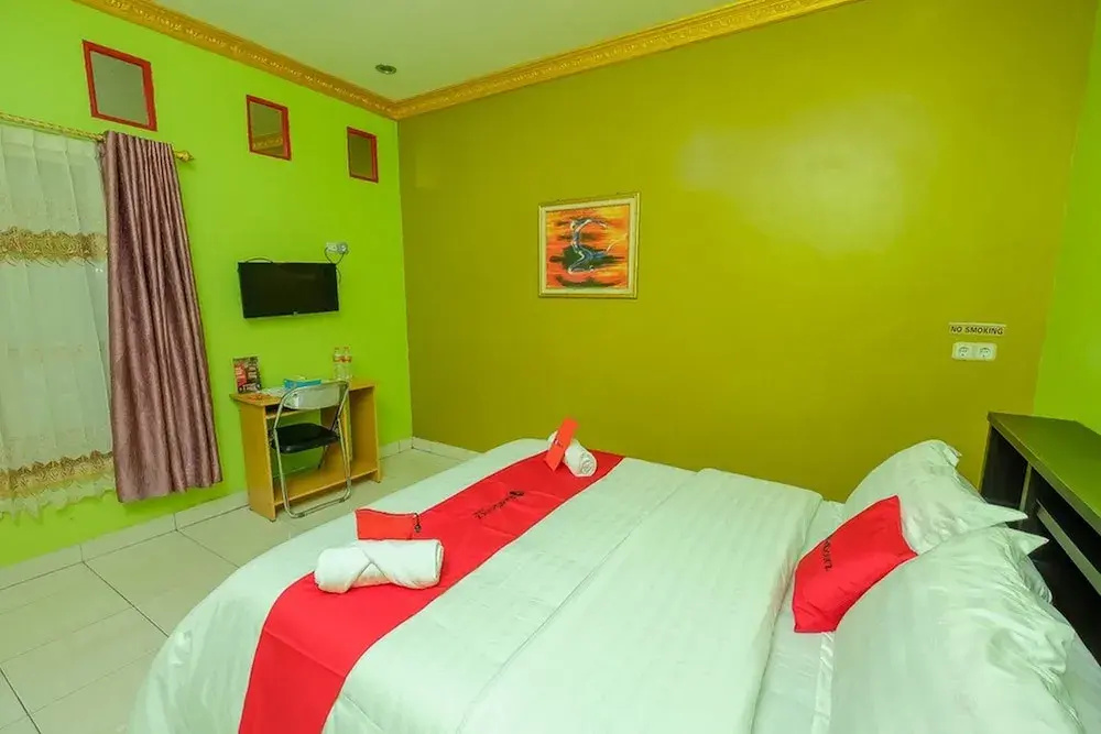 RedDoorz Syariah Near Syamsudin Noor Airport 2