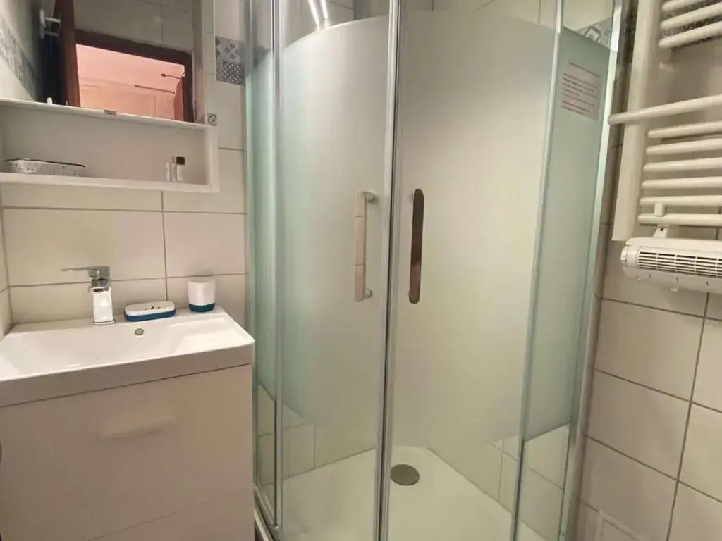 Villa 2 Pièces Climatisée avec Terrasse, Face à la Mer, Parking Privé, Proche Commerces et Plage - FR-1-81-343