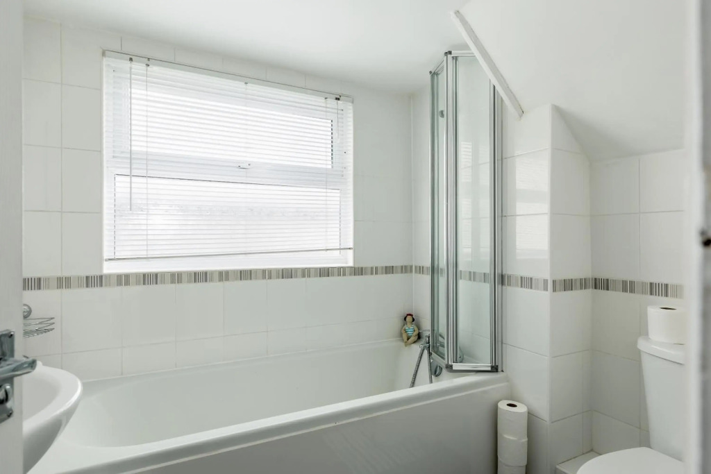 Lima Apartments - Large 3 Bedroom Apartment, sleeps up to 5 people ideal for Contractors and large families! Free Parking & Wifi