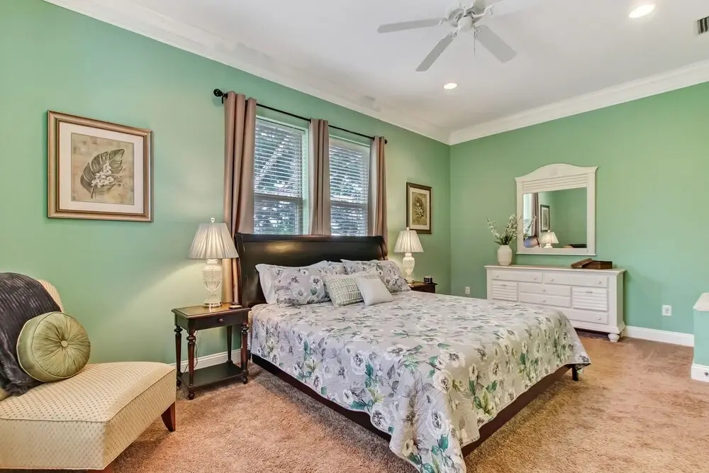 Spacious Townhome, 10 min to the Beach, Dogs OK!