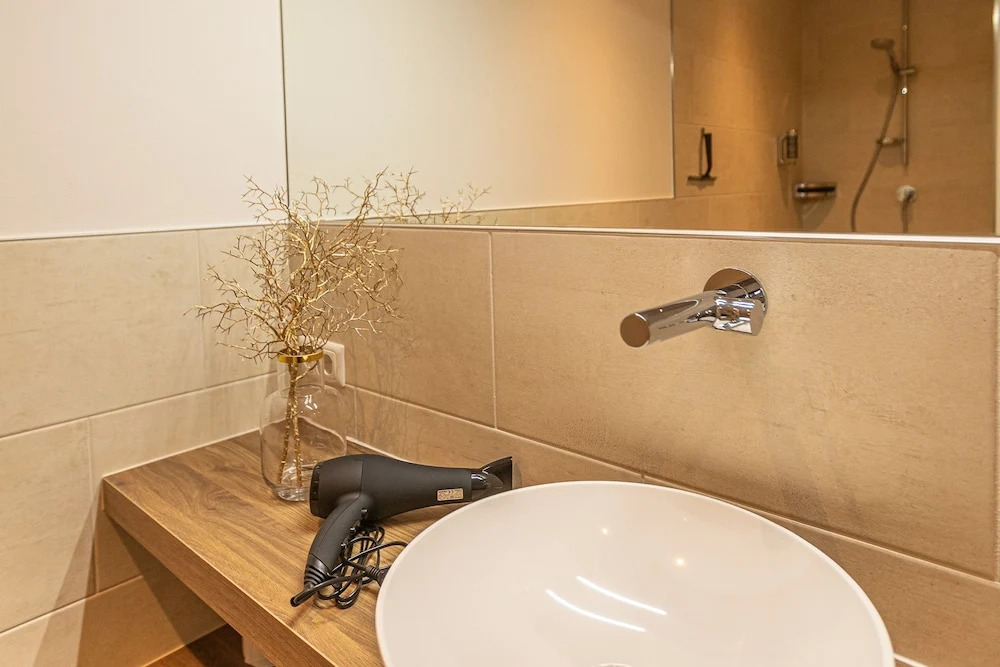 Tevini Boutique Suites - Apartment Water