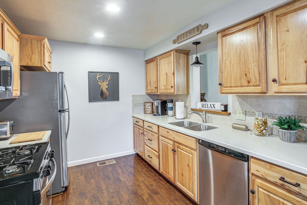 3 Mi to Coeur D'alene Lake! Cozy Mtn-town Getaway