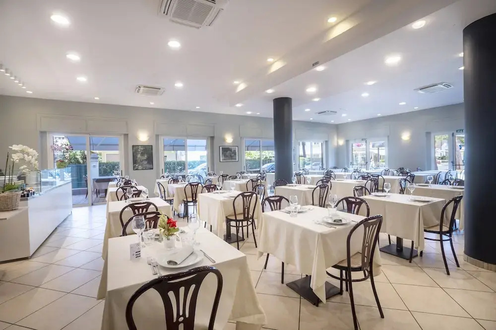 Hotel Mocambo Riccione CENTRALISSIMO AL MARE