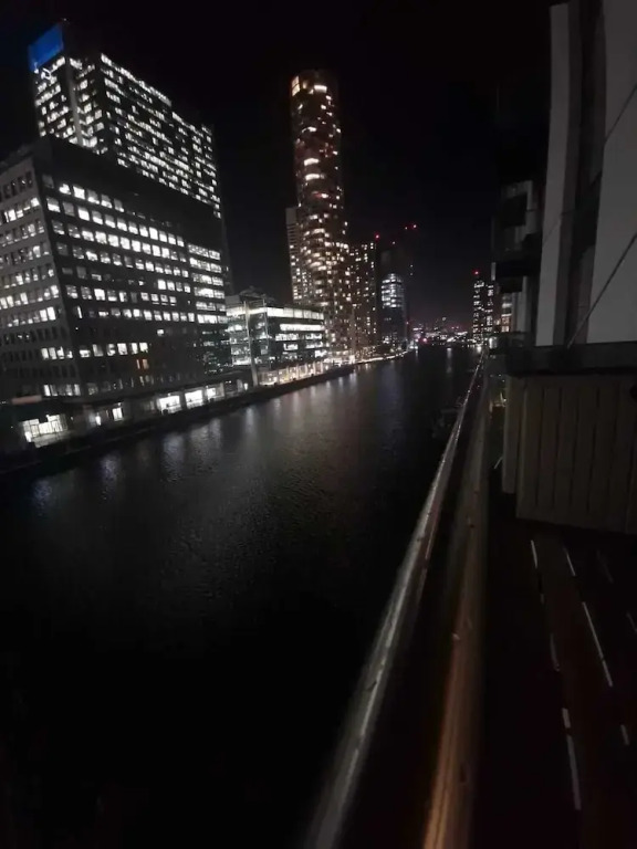 Ravishing Riverside 2-bed Rental in Canary Wharf
