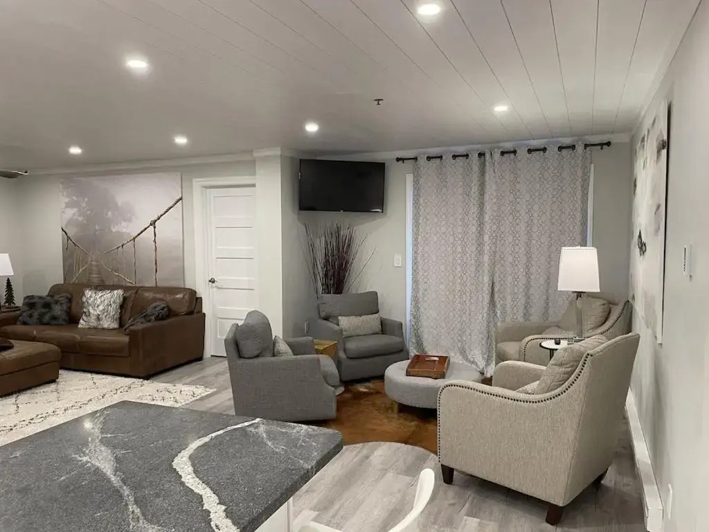 Newly renovated 4 bedroom condo. Short 150 yard walk to ski lift. Hot tubs.