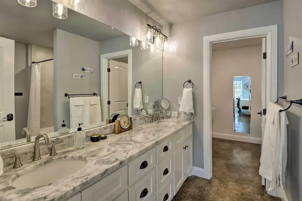 Hot Tub & Fire Pit! Cozy Granbury Escape Near Lake