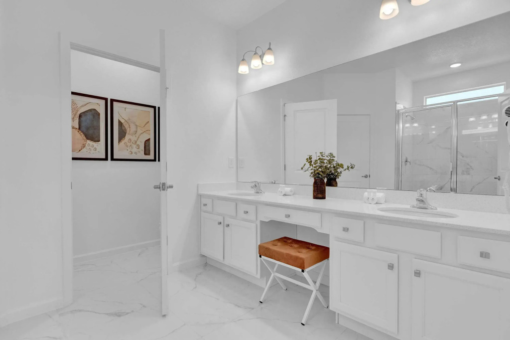 Luxury Home - ALL the Extras - Sleeps 39