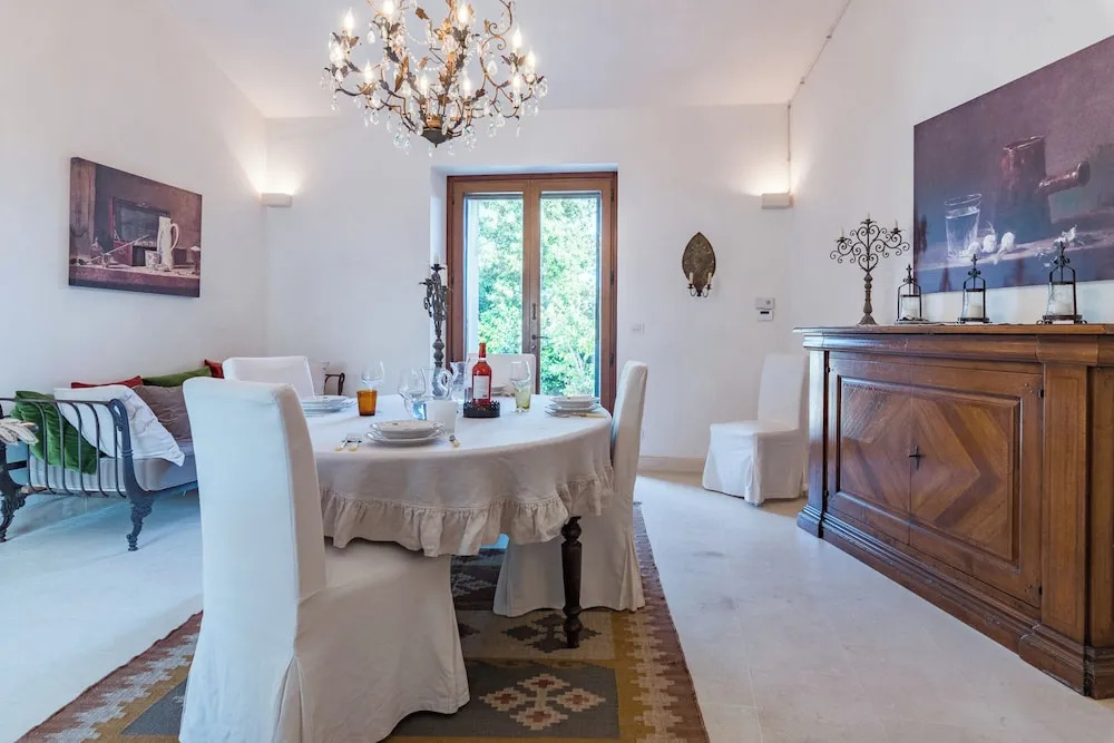 Elegant Farmhouse With Swimming Pool - Beahost