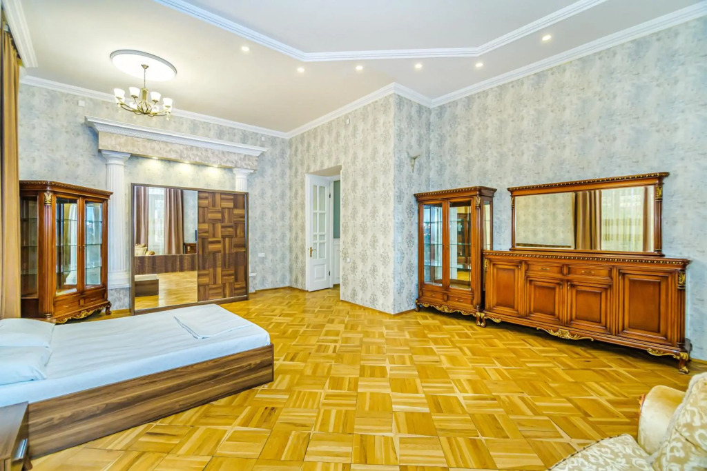 Targovu 5 Room DeLuxe Apartment
