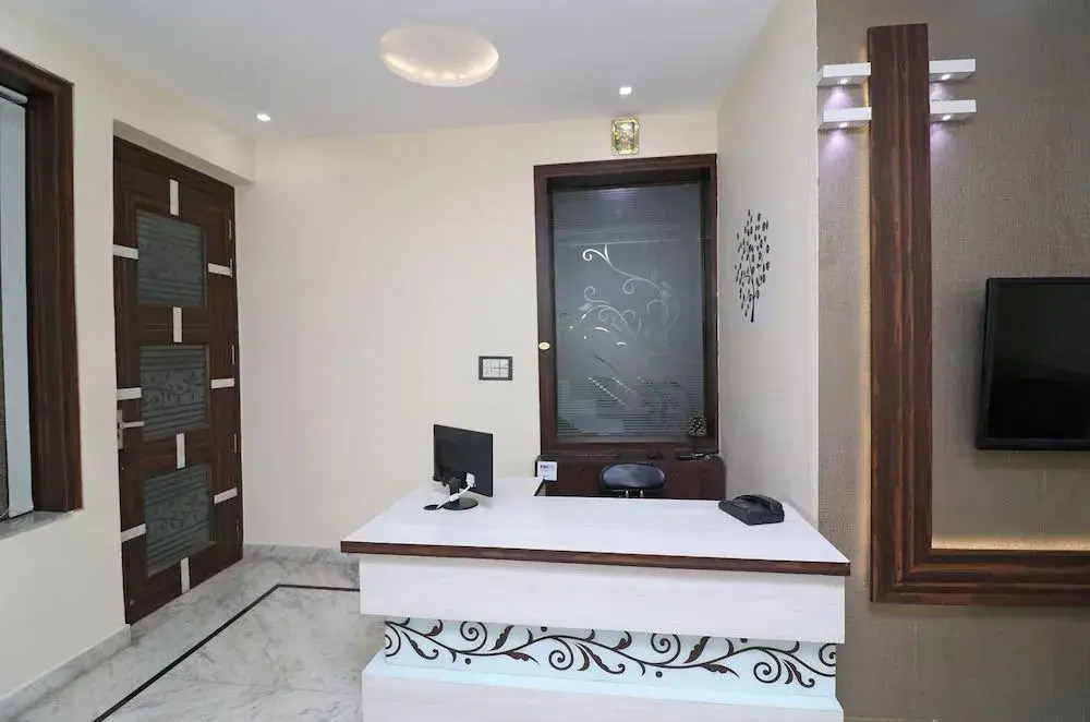OYO 24879 Royal Taj Home Stay