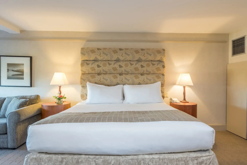 Breakwater Inn