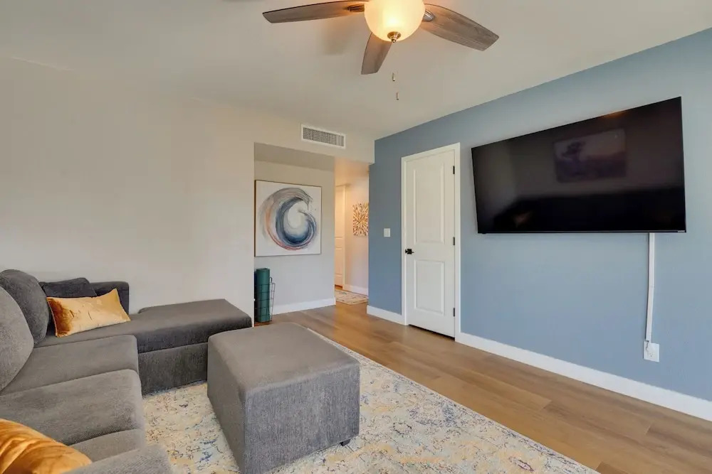 9 Mi to Downtown Tempe: Condo w/ Pool Access