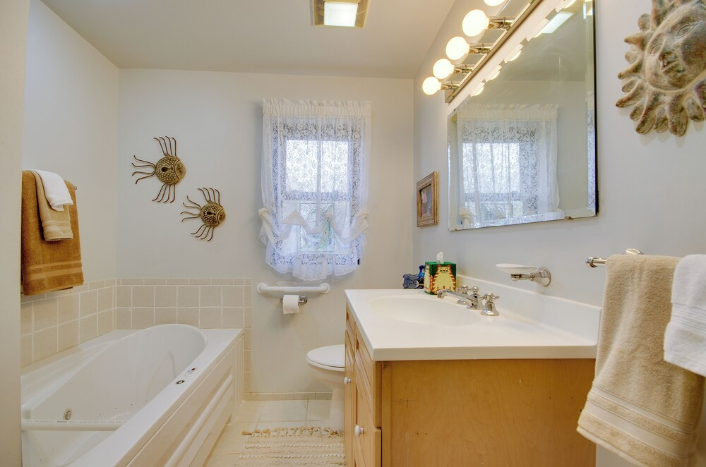 Charming Jefferson City Home: 2 Mi to Downtown!
