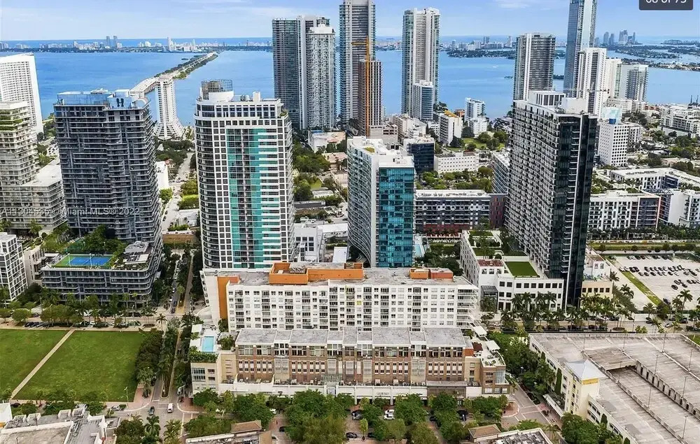 Miami Midblock Condo - City Views, Pool & Balcony