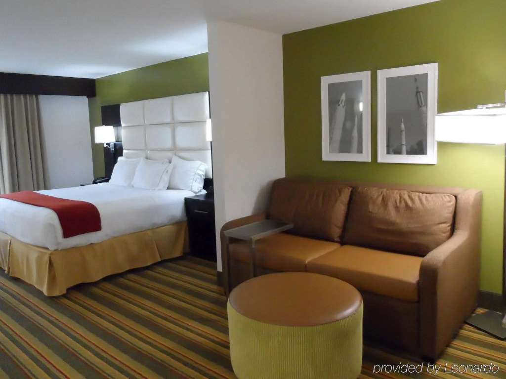 Holiday Inn Express & Suites - Huntsville Airport by IHG