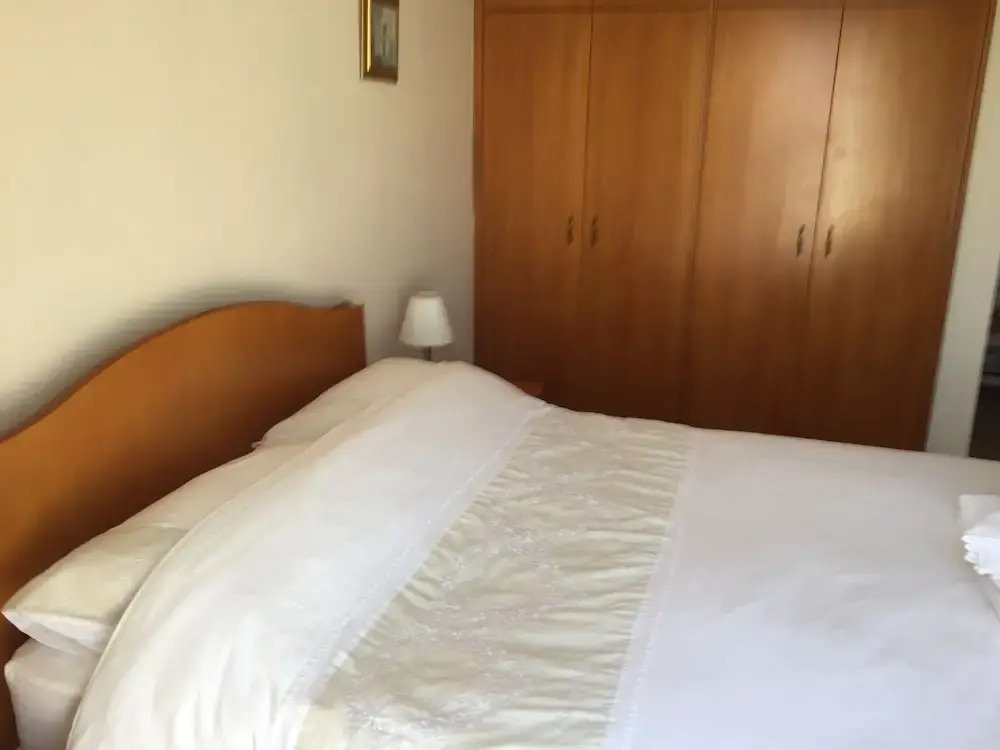 2 Bed Flat - Sleeps 4 - Pool - Parking - Wifi