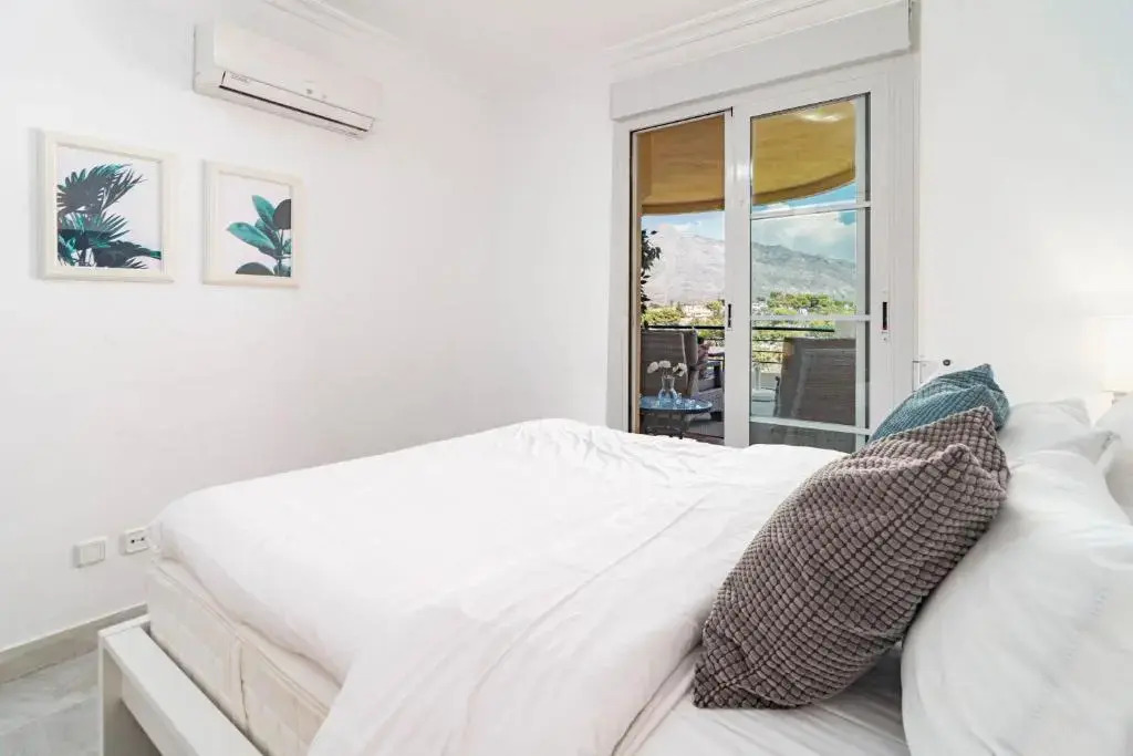SAT1-walking distance to Puerto Banus