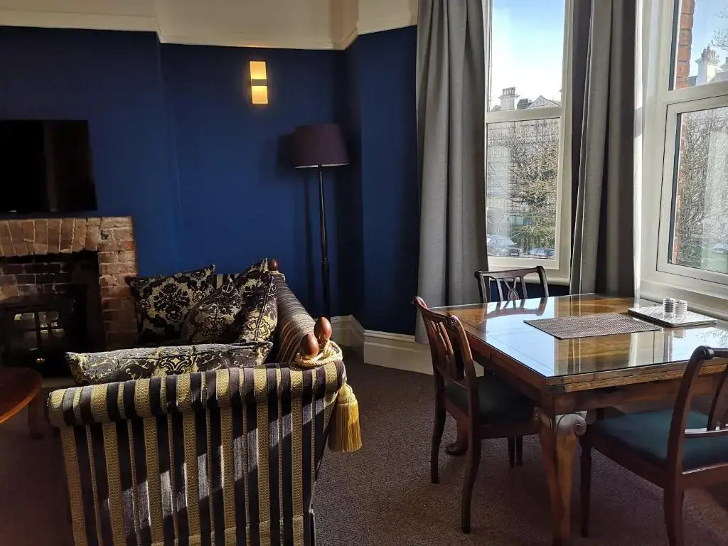 2 Bedroom Apartment at Kent Escapes Short Lets & Serviced Accommodation Kent, Bouverie Escape Folkestone with Wifi