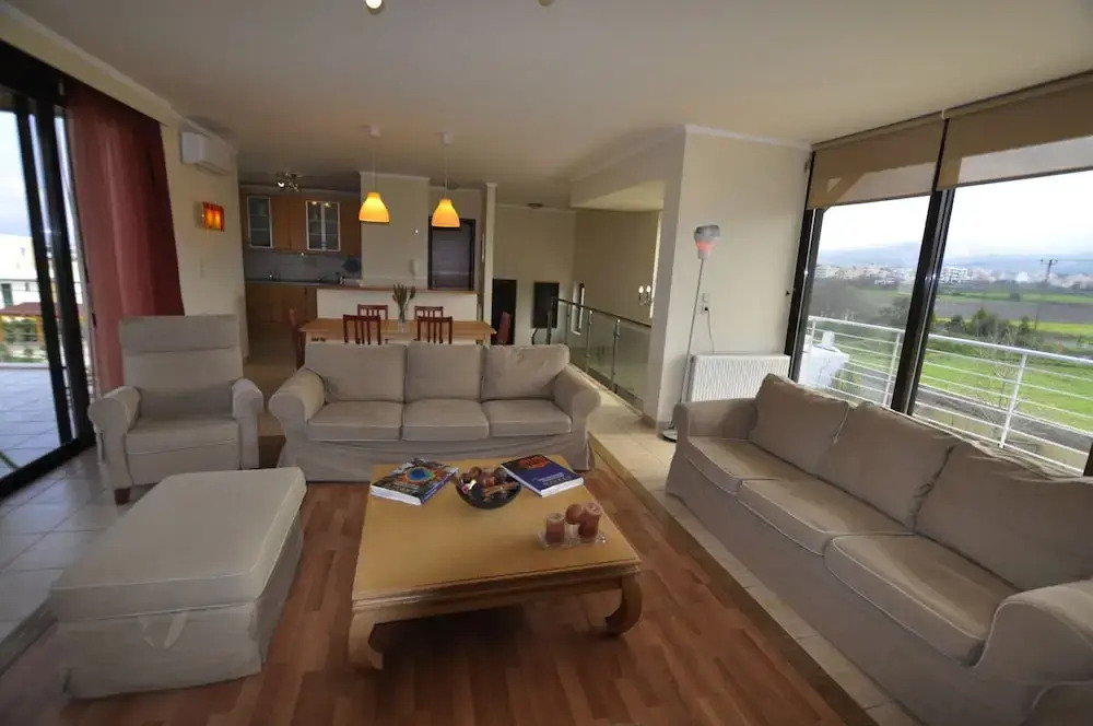 Xenos Villa 2 With 5 Bedrooms private swimming pool, near the sea