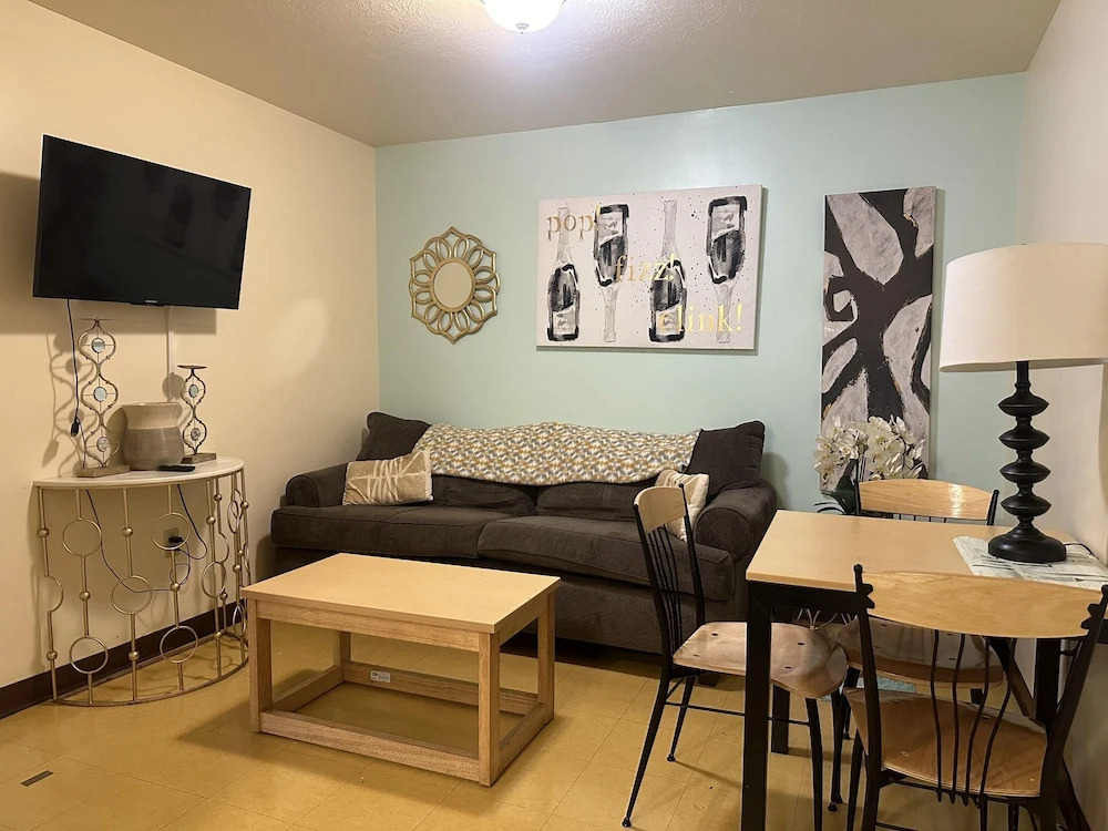 2 Bedroom 2 Bath Apartment Heart of Downtown PIT