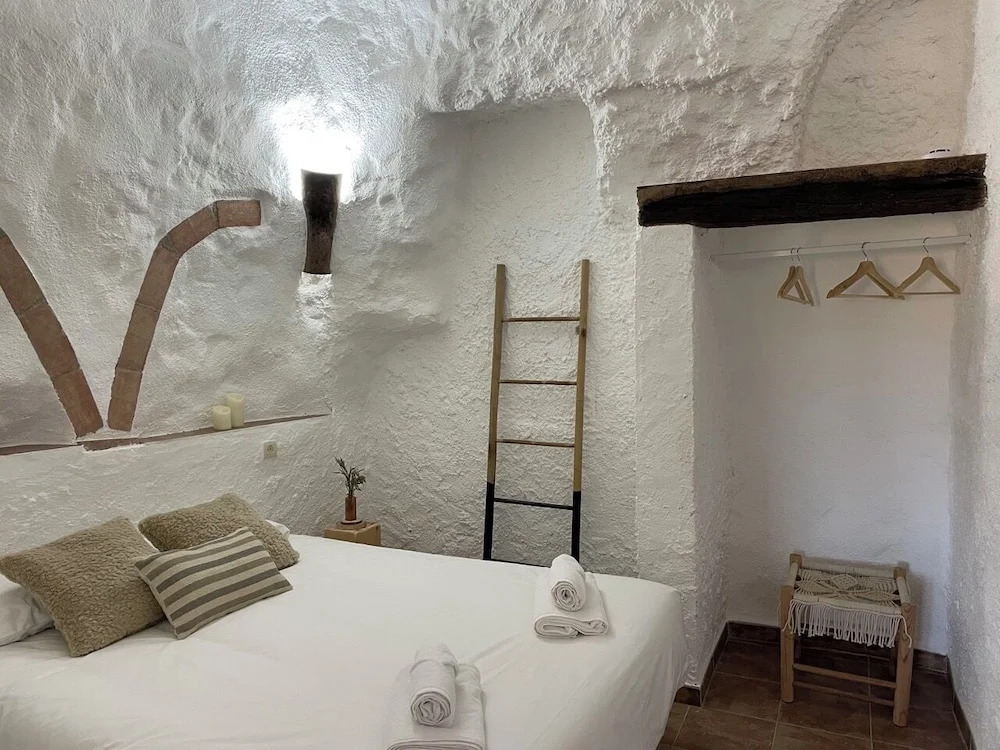 Cuevas El Atochal Orígenes