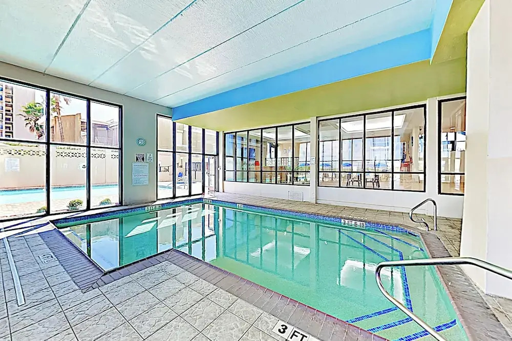 3BR Gulf-view Suite w/ Pools, Gym & Tennis