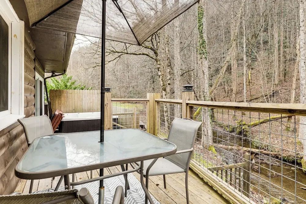Creekside Home w/ Hot Tub, 3 Mi to Dtwn Gatlinburg